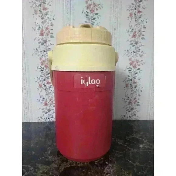 Vintage 1979 Igloo Red Thermos With Lid Half Gallon - Picture 1 of 8